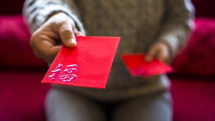 Apa makna angpau saat imlek? Angpau adalah hadiah uang yang dibungkus dalam amplop merah. Angpau termasuk dalam tradisi Imlek yang diperingati setiap tahun.