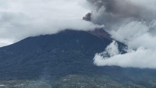 Jenis-jenis erupsi berkaitan dengan peristiwa gunung api meletus. Erupsi adalah proses pelepasan material berbentuk letusan dan non letusan dari gunung api.