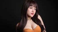 Aku bukan tipikal yang mendengarkan komentar negatif dari netizen atau orang lain, karena aku nggak mencari makan dari mereka, jadi aku lebih ke cuek saja, tetap positive vibes, ujar Ayudia Putri. (Foto: dok Instagram)