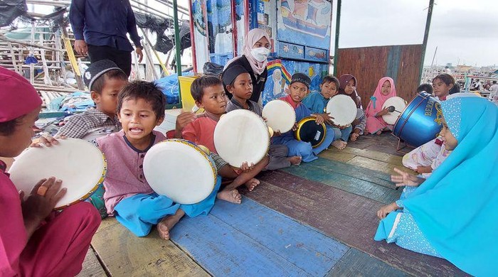 Anak-anak Pesisir Cilincing begitu bahagia saat menerima seperangkat alat musik hadrah. Alat musik islami ini adalah persembahan dari sahabat baik.