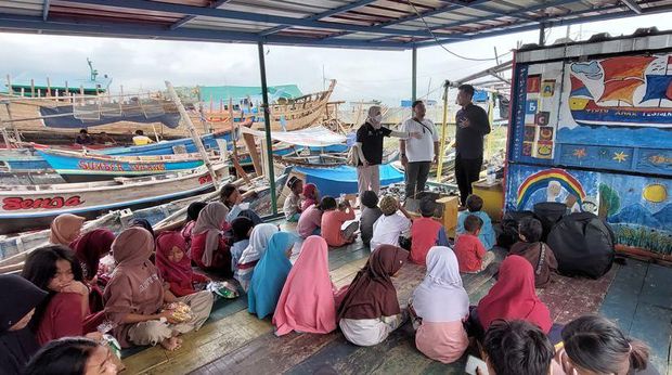 Anak-anak Pesisir Cilincing begitu bahagia saat menerima seperangkat alat musik hadrah. Alat musik islami ini adalah persembahan dari sahabat baik.