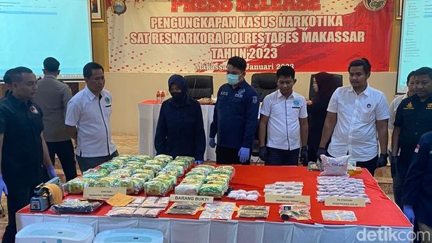 Barang bukti pengungkapan kasus narkoba  di Makassar.