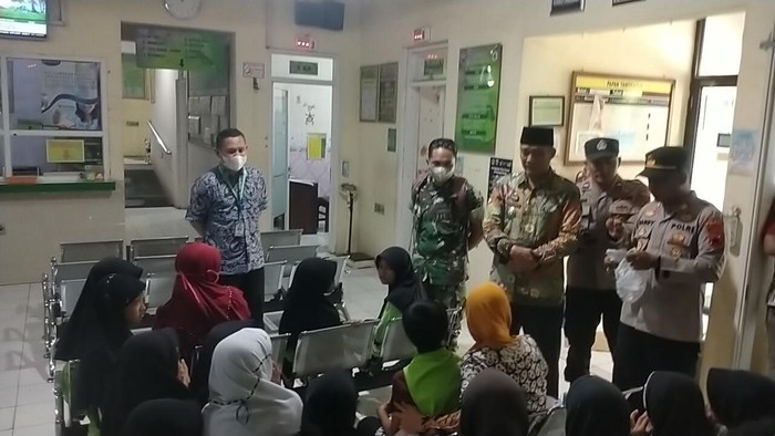 Belasan siswa MIN di Batang dilarikan ke Puskesmas usai alami gejala keracunan, Kamis (12/1/2023).