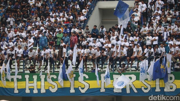Bobotoh di Stadion GBLA saat laga Persib vs Persija, Rabu (11/1/2023).