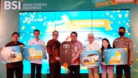 Direktur Sales & Distribution BSI Anton Sukarna (tengah) memberikan hadiah Grand Prize Program Hujan Emas BSI berupa 1 Unit Mobil Toyota Raize kepada pemenang terpilih yang diwakili Group Head Gold & Pawning Business BSI Mahendra Nusanto (kiri ketiga) yang disaksikan perwakilan Kementerian Sosial, notaris dan pihak kepolisian.
