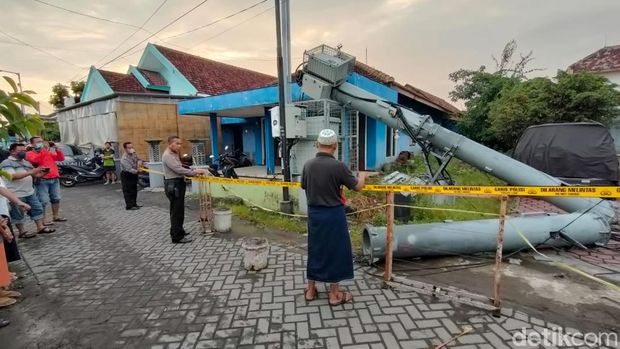 bts roboh timpa rumah di sidoarjo