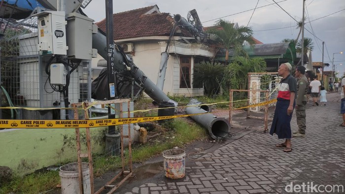 bts roboh timpa rumah di sidoarjo