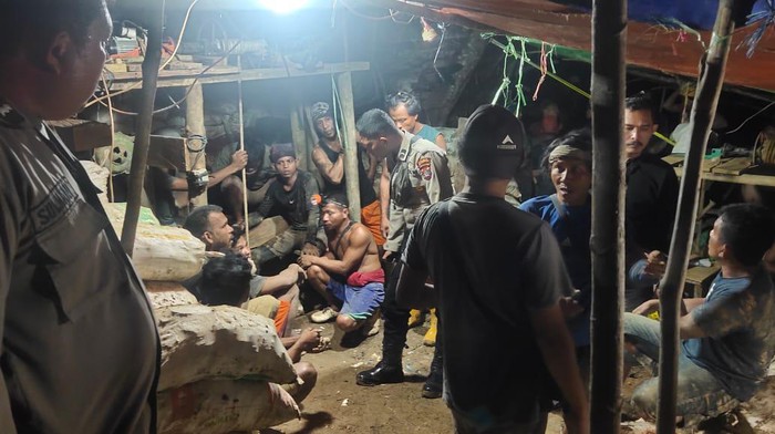 Polisi dibantu warga saat melakukan evakuasi terhadap dua korban longsor tambang emas ilegal di Bulungan, Kalimantan Utara (Kaltara).