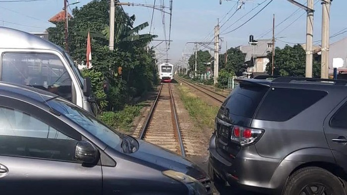 Bus TransJ mengalami mogok di perlintasan kereta kawasan Kebon Jeruk, Jakarta Barat (Jakbar). Saat TransJ mogok, KA hendak melintas di lokasi tersebut. (dok IG Polres Jakbar)