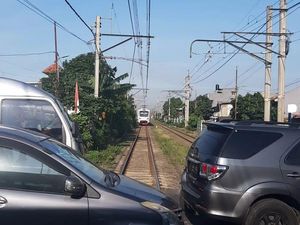 Ada KA Bandara Hendak Melintas Saat TransJ Mogok di Tengah Lintasan Kereta
