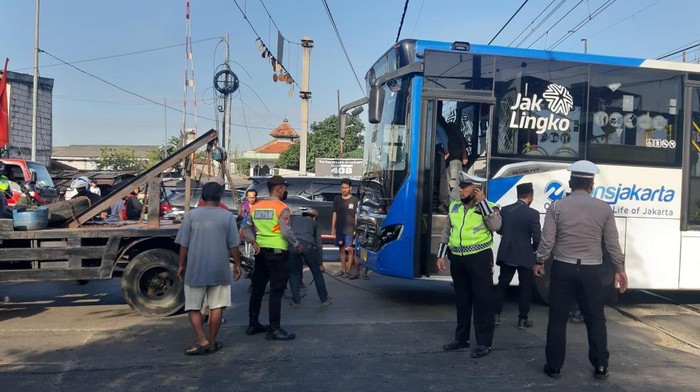 Bus TransJ saat Dievakuasi
