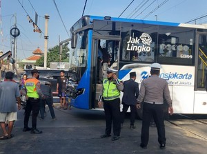 TransJakarta Mogok di Tengah Perlintasan Rel Kereta di Kebon Jeruk Jabar