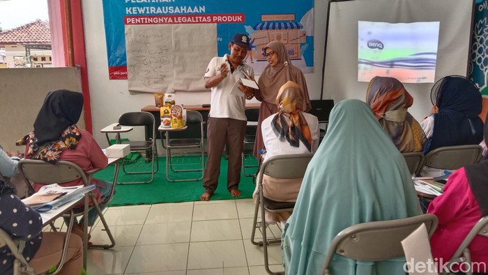 Darwinah, eks PMI asal Indramayu yang sukses.