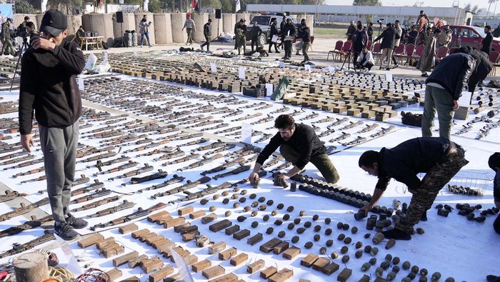 Deretan Senjata ISIS yang Diamankan Pasukan Mobilisasi Populer Irak Pasukan Mobilisasi Populer (PMF) Irak mengamankan senjata dari kelompok Islamic State of Iraq and Syria (ISIS). Ini penampakannya.