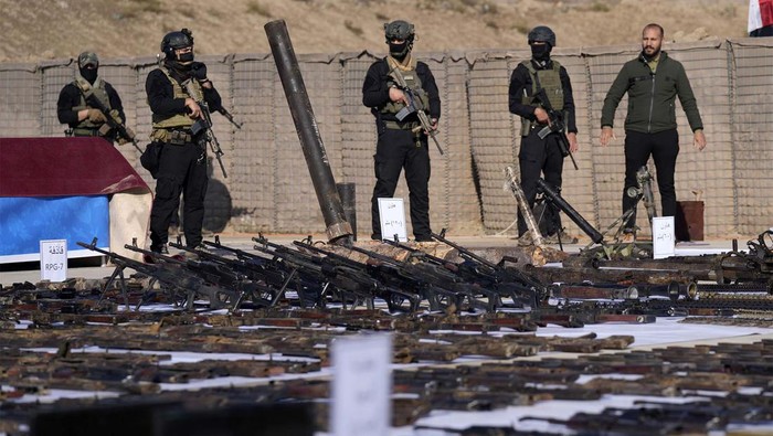 Deretan Senjata ISIS yang Diamankan Pasukan Mobilisasi Populer Irak Pasukan Mobilisasi Populer (PMF) Irak mengamankan senjata dari kelompok Islamic State of Iraq and Syria (ISIS). Ini penampakannya.