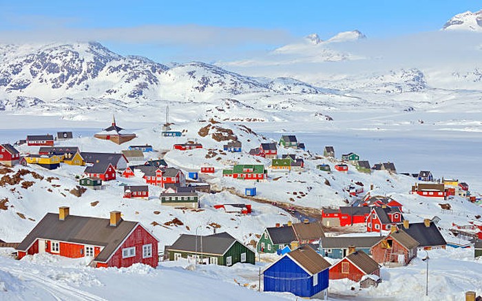 Cuaca iklim di Greenland sangatlah dingin. Hal ini menyebabkan para warga di sana ingin berpindah ke tempat yang panas.