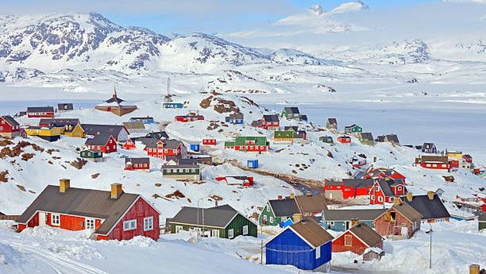 Cuaca iklim di Greenland sangatlah dingin. Hal ini menyebabkan para warga di sana ingin berpindah ke tempat yang panas.