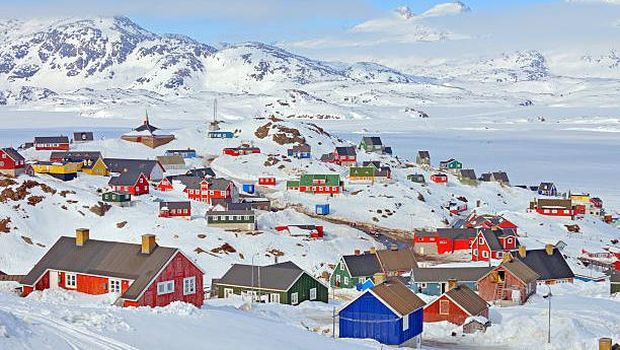 Cuaca iklim di Greenland sangatlah dingin. Hal ini menyebabkan para warga di sana ingin berpindah ke tempat yang panas.