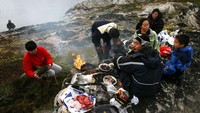 Para penduduk di Greenland adalah orang-orang Inuvit atau dipanggil juga Eskimo. Mereka hanya menempati kawasan pesisir pantai, sebab hampir 80 persen wilayah Greenland sendiri terutama bagian tengahnya adalah gletser dan es. Getty Images/Uriel Sinai