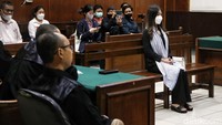 Terdakwa Ayu Thalia divonis 6 bulan penjara dengan masa percobaan 10 bulan dalam kasus pencemaran nama baik anak Basuki Tjahaja Purnama (Ahok), Nicholas Sean. Ayu Thalia dinyatakan bersalah telah memfitnah Sean.