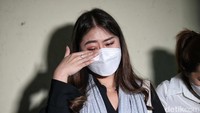 Setelah itu, Ayu Thalia memposting di Instagram Story-nya di akun @thata_anma sambil menunjukkan luka lecet pada bagian lutut kaki sebelah kiri dan luka lecet pada bagian tulang kering kaki sebelah kanan.
