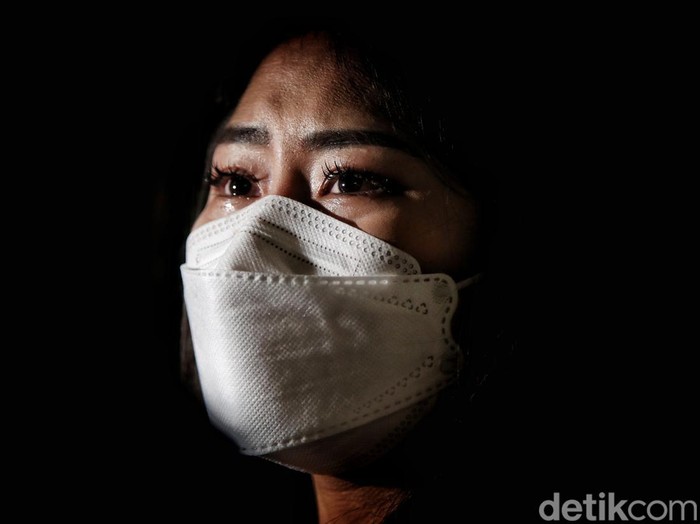 Divonis 6 Bulan, Ayu Thalia Bercucuran Air Mata