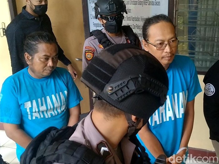 Dua tersangka kasus dugaan pemerasan terhadap seorang kades di Mapolres Pemalang, Kamis (12/1/2023).