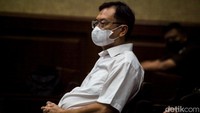 Hakim juga meminta Benny Tjokro membayar uang pengganti sebesar Rp 5.733.250.247.731.  
