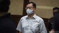Hakim memberikan waktu 7 hari bagi pihak Benny Tjokro dan jaksa untuk memberikan tanggapannya atas vonis nihil ini. Sidang vonis ini digelar setelah minggu lalu sempat ditunda. 