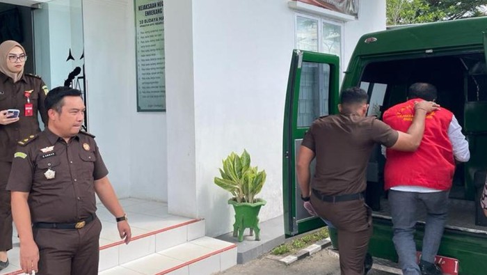 Pejabat Dinas Kesehatan (Dinkes) Enrekang, Sulawesi Selatan (Sulsel) bernama Haris Amin ditetapkan sebagai tersangka kasus korupsi pembangunan rumah sakit (RS) Pratama Sudu.