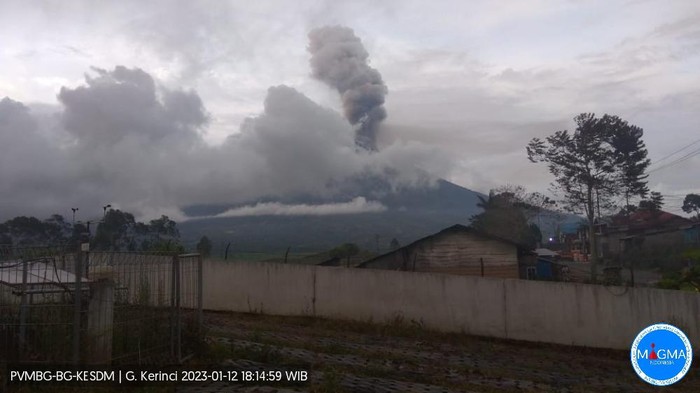 Erupsi Gunung Kerinci, Jambi pada Kamis (12/1/2022) Pukul 18.10 WIB.