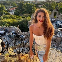 Eva Colas, Miss Prancis 2018 yang melaju di ajang Miss Universe di tahun yang sama. Saat memperkenalkan diri, Eva berteriak nama negaranya. Dalam video yang viral baru-baru ini, terdengar suara Eva yang bergetar dan ‘out of tune.’Foto: dok. Instagram/@evacolas