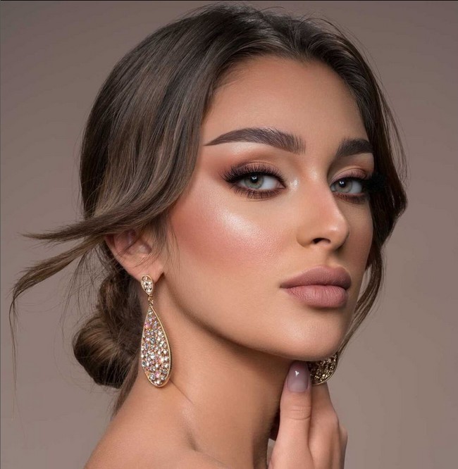 Wanita yang berusia 24 tahun ini lahir dari ayah Bahrain dan ibu Rusia. EVlin Khalifa merupakan Lulusan di bidang keuangan dan perbankan, ia mengejar kelas online untuk menguasai keterampilan bahasa Arab dan Inggrisnya, serta psikologi. Dia juga telah melakukan beberapa pekerjaan di dunia modelling dan telah muncul dalam iklan makeup Dior. Foto: Dok. Instagram @evlin_khalifa.