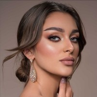 Wanita yang berusia 24 tahun ini lahir dari ayah Bahrain dan ibu Rusia. EVlin Khalifa merupakan Lulusan di bidang keuangan dan perbankan, ia mengejar kelas online untuk menguasai keterampilan bahasa Arab dan Inggrisnya, serta psikologi. Dia juga telah melakukan beberapa pekerjaan di dunia modelling dan telah muncul dalam iklan makeup Dior. Foto: Dok. Instagram @evlin_khalifa.