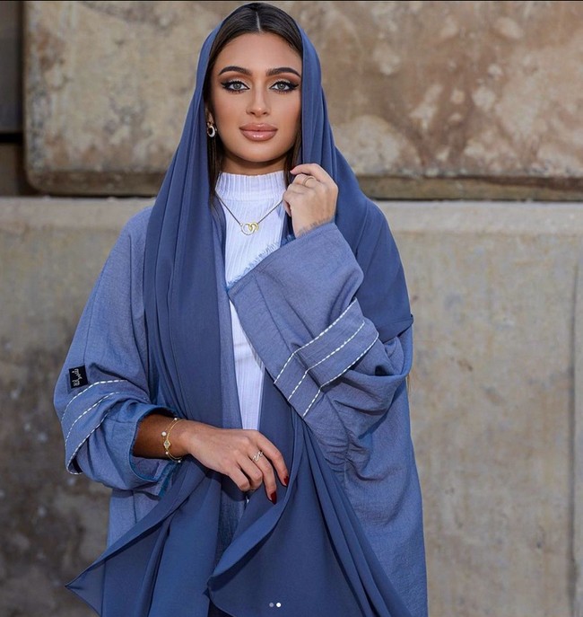 Untungnya, organisasi Miss Universe menghormati tradisi dan budaya kami, sehingga tentu saja, mereka memungkinkan kami untuk dilindungi atau tidak diliput, itulah yang sangat saya hormati tentang organisasi ini, katanya kepada The National. Jadi, saya akan memakai di burkini. Saya menghormati semua wanita yang memakai bikini, tetapi saya ingin menunjukkan kepada dunia bahwa seorang wanita yang tertutup juga bisa cantik, pungkas Evlin. Foto: Dok. Instagram @evlin_khalifa.