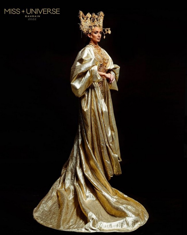 Dalam situs resmi Miss Universe, Evlin Khalifa dikatakan sebagai seorang pianis yang berharap suatu hari nanti wanita dari Arab Saudi bisa go global berlaga di Miss Universe. Ia ingin menyuarakan untuk wanita Arab Saudi lainnya agar terus berkarya, melakukan apa yang membuat bahagia.  Ada banyak faktor mengapa saya memutuskan untuk bersaing untuk kompetisi terbesar dari jenisnya, Miss Universe, tetapi salah satu alasan utamanya adalah untuk mematahkan stereotipe, kata Khalifa kepada The National usai mengikuti kompetisi preliminary. Foto: Dok. Instagram @evlin_khalifa.