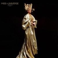 Dalam situs resmi Miss Universe, Evlin Khalifa dikatakan sebagai seorang pianis yang berharap suatu hari nanti wanita dari Arab Saudi bisa go global berlaga di Miss Universe. Ia ingin menyuarakan untuk wanita Arab Saudi lainnya agar terus berkarya, melakukan apa yang membuat bahagia.  Ada banyak faktor mengapa saya memutuskan untuk bersaing untuk kompetisi terbesar dari jenisnya, Miss Universe, tetapi salah satu alasan utamanya adalah untuk mematahkan stereotipe, kata Khalifa kepada The National usai mengikuti kompetisi preliminary. Foto: Dok. Instagram @evlin_khalifa.