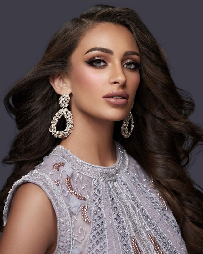 Evlin bukanlah wanita Bahrain pertama yang berkompetisi di Miss Universe. Sebelumnya ada seniornya Manar Nadeem Deyani yang membuat sejarah dengan menjadi wanita pertama dari Bahrain di ajang Miss Universe. Evlin mengikuti jejak Manar tampil dengan babak baju renang yang tertutup atau burkini. Foto: Dok. Instagram @evlin_khalifa.