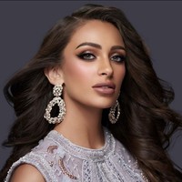 Evlin bukanlah wanita Bahrain pertama yang berkompetisi di Miss Universe. Sebelumnya ada seniornya Manar Nadeem Deyani yang membuat sejarah dengan menjadi wanita pertama dari Bahrain di ajang Miss Universe. Evlin mengikuti jejak Manar tampil dengan babak baju renang yang tertutup atau burkini. Foto: Dok. Instagram @evlin_khalifa.