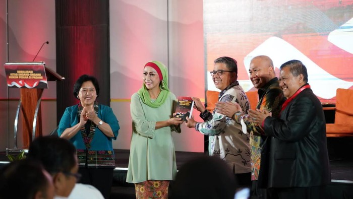 Foto bersama usai kegiatan sosialisasi KUHP baru yang dilaksanakan di Universitas Andalas, Sumatera Barat