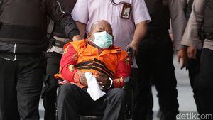 Foto: Tangan Diborgol-Berkursi Roda, Lukas Enembe Tiba di KPK