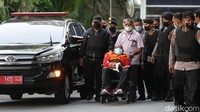 Sejumlah personel Brimob dengan senjata panjang berjaga-jaga di lokasi. Satu mobil taktis pun juga bersiap di area RSPAD Gatot Soebroto.