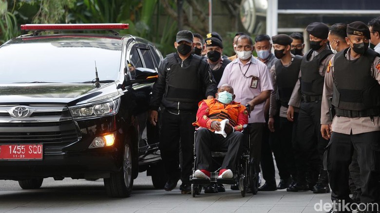 Gubernur Papua Lukas Enembe telah tiba di Gedung KPK, Jakarta Selatan. Lukas tiba dengan pengawalan ketat.