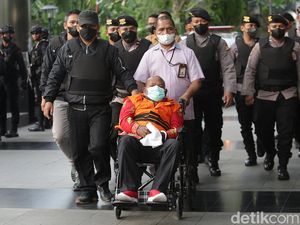 Narasi Lukas Enembe Stroke tapi Kata KPK Bisa Makan dan Mandi Sendiri