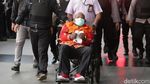 Foto: Tangan Diborgol-Berkursi Roda, Lukas Enembe Tiba di KPK