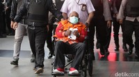 Lukas Enembe ditangkap setelah ditetapkan sebagai tersangka kasus dugaan korupsi oleh KPK, Selasa (10/1/2022). Lukas Enembe kemudian diterbangkan ke Jakarta untuk menjalani pemeriksaan intensif. Setiba di Jakarta, Lukas dibawa ke RSPAD untuk menjalani pemeriksaan kesehatan. Lukas kemudian dirawat terkait kondisi kesehatannya.