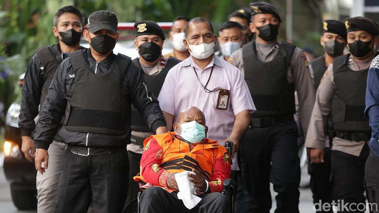 Gubernur Papua Lukas Enembe telah tiba di Gedung KPK, Jakarta Selatan. Lukas tiba dengan pengawalan ketat.