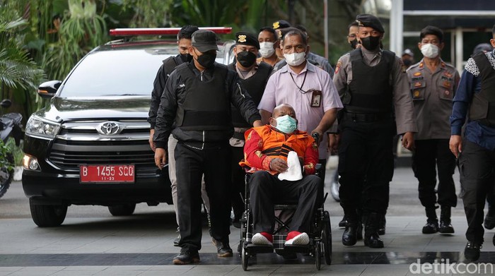 Gubernur Papua Lukas Enembe telah tiba di Gedung KPK, Jakarta Selatan. Lukas tiba dengan pengawalan ketat.