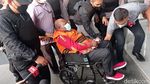 Foto: Tangan Diborgol-Berkursi Roda, Lukas Enembe Tiba di KPK