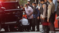 Pantauan detikcom, di Gedung KPK, Jalan Mega Kuningan Persada, Jakarta Selatan, Kamis (12/1/2022), Lukas Enembe tiba pukul 17.18 WIB. Lukas datang dengan pengawalan ketat.